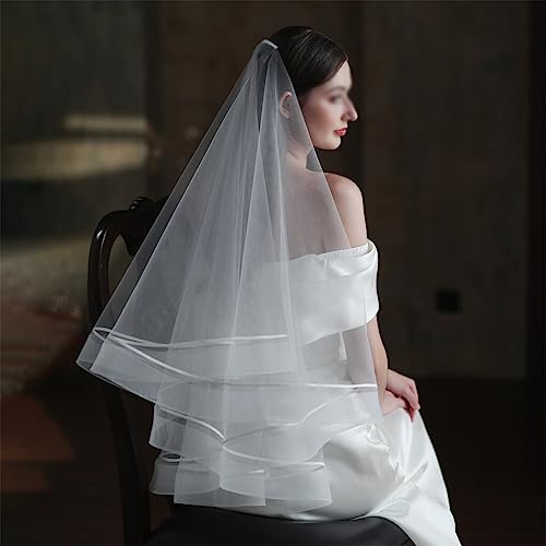 Weißer, doppellagiger Kopfschmuck mit elastischem Netzrand für das Hochzeitsshooting der Braut