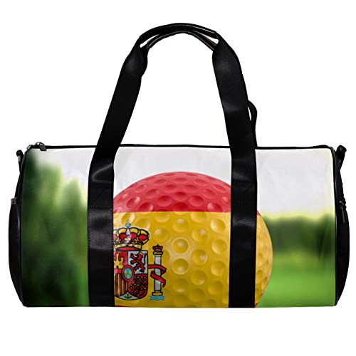 Runde Gymnastik-Sporttasche mit abnehmbarem Schultergurt Golfball Spanien Flagge auf einem Golfplatz Training Handtasche Übernachtungstasche für Damen und Herren, mehrfarbig, 45x23x23cm/17.7x9x9in