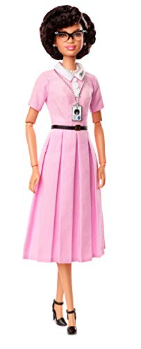 Barbie FJH64 - Signature Katherine Johnson, Naturwissenschaftlerin und Mathematikerin, NASA Inspiring Women Collector Puppe für Sammler