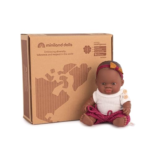 Miniland Dolls Geschenk-Set: 21 cm große afrikanische Babypuppe Mädchen und Dune-Set.