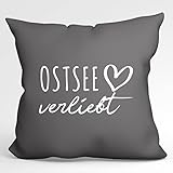 HUURAA! Kissen Ostsee verliebt Deko Kopfkissen mit Füllung Steel Grey mit Namen deinem lieblings Meer Geschenkidee für Freunde und Familie