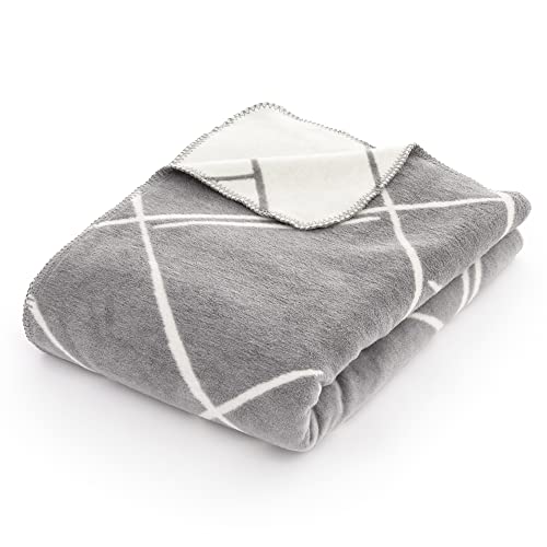 bugatti Kuscheldecke 150x200 cm - Baumwollmix weich, warm & waschbar, Decke Gemustert grafisch grau weiß