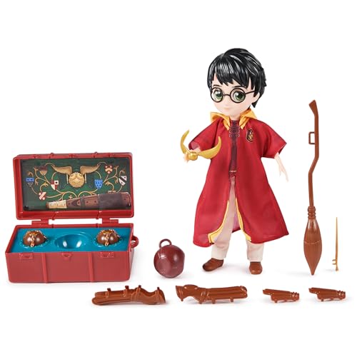 Wizarding World 6068567, 20,3 cm Harry Potter Quidditch Geschenkset mit Robe und 9 Puppenzubehör, 11 Teile, Kinderspielzeug ab 6 Jahren