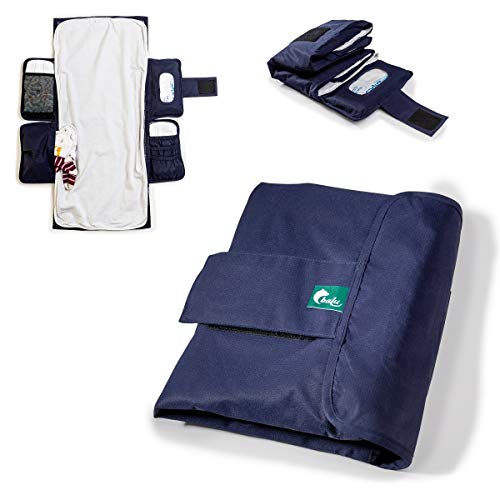 Outdoor Wickeltasche - der Wickeltisch für Unterwegs - nachhaltige Wickelunterlage mit reichlich Stauraum (Peacoat Blau)
