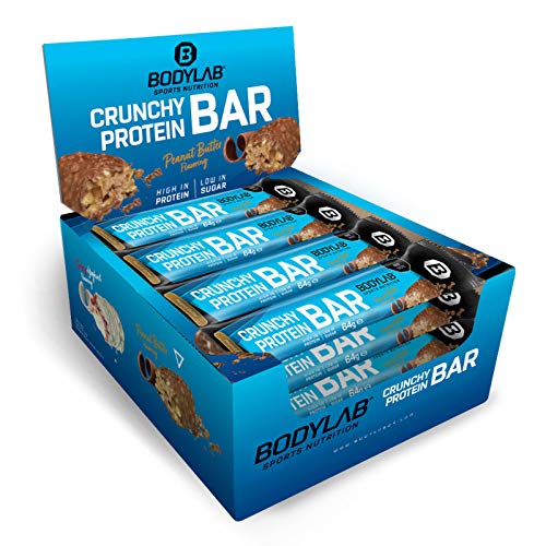 Bodylab24 Crunchy Protein Bar Peanut Butter 12 x 64g Vorratsbox, knuspriger Protein-Riegel mit Schokoladenüberzug, mit 20g Eiweiß pro Riegel, High-Protein Low-Sugar, Eiweiß-Riegel mit wenig Zucker