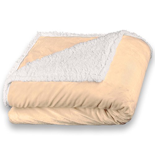 CelinaTex Fantasia XXL Kuscheldecke 220 x 240 cm beige weiß Sherpa Sofadecke Lammfell Optik Tagesdecke Sandy