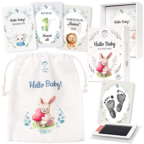 Leatis Baby 45 Meilensteinkarten erstes Jahr für Jungen und Mädchen, mit Fußabdruck-Set und Stoffbeutel mit Namen personalisierbar, im Geschenkkarton, Geschenk zu Geburt, Taufe, Babyparty (ohne Namen)