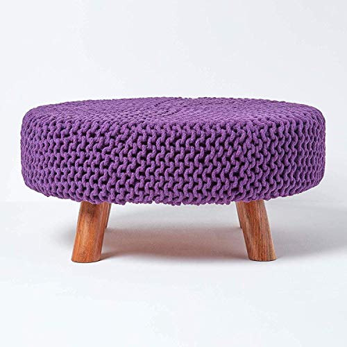 Homescapes niedriger runder Sitzhocker mit Holzbeinen, lila Fußhocker 62 x 62 x 30 cm, Strickhocker mit grob gestricktem Bezug aus 100% Baumwolle, violett