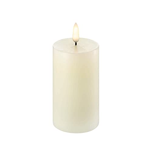 Piffany Copenhagen Uyuni Lighting Pillar LED Kerze 5,8 x 10 cm Echtwachs Ivory - 6 Stunden Timerfunktion - Keine Brandgefahr, Keine Rußbildung und kein Geruch