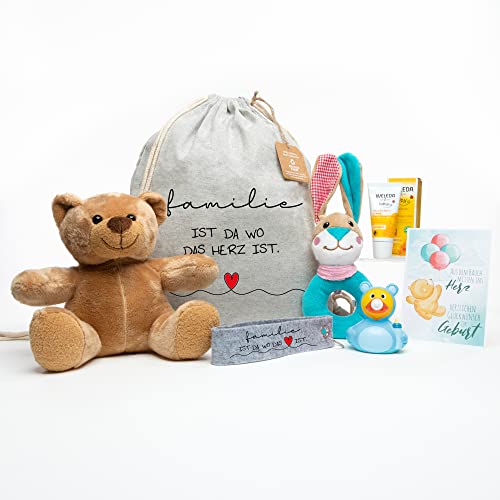 Geschenkbox zur Geburt Jungen - Set aus Zugbeutel (grau), Schlüsselanhänger, Greifling, Teddybär, Badeente (blau), Wundschutzcreme und Grußkarte - 7-teilig