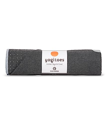 Manduka Yogitoes Yogatuch für Matte, rutschfest und schnell trocknend für Hot Yoga mit Gummiunterseite, Griffpunkte, dünn und leicht, 180 cm, Grau