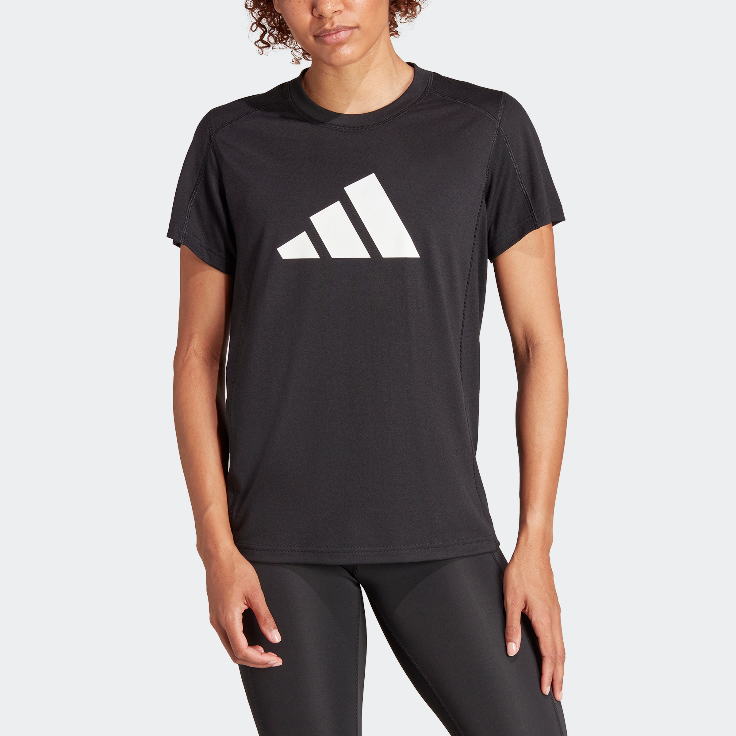 adidas Damen Train Essentials Big Performance Logo Training T-Shirt, schwarz/weiß, XS