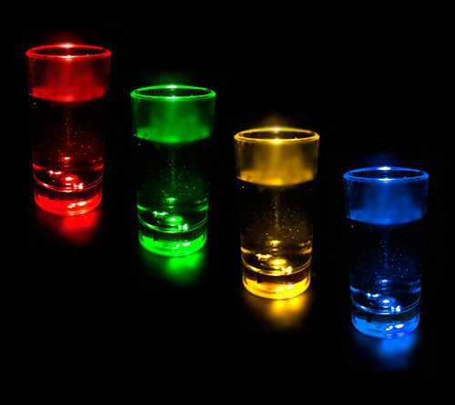 Leuchtende Schnapsgläser 12 STÜCK im Set in blinkenden Farben - Schnaps Gläser Party LED Funktion Partybecher