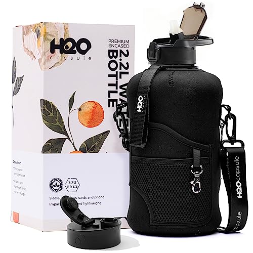 H2O Capsule 2.2L Half Gallon Wasserflasche mit Aufbewahrungstasche und abnehmbarem Strohhalm - BPA-frei Großer wiederverwendbarer Getränkebehälter mit Griff - Big Sports Jug, 2.2 Liter (74oz)
