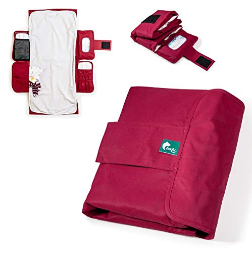 Outdoor Wickeltasche - der Wickeltisch für Unterwegs - nachhaltige Wickelunterlage mit reichlich Stauraum (Rio Rot)
