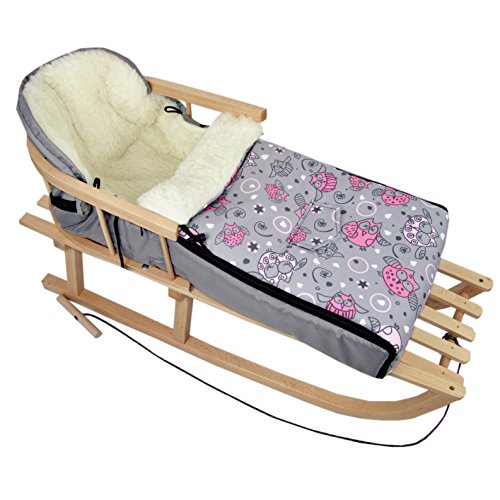 BAMBINIWELT KOMBI-ANGEBOT Holz-Schlitten mit Rückenlehne & Zugseil + universaler Winterfußsack (108cm), auch geeignet für Babyschale, Kinderwagen, Buggy, aus Wolle im Eulendesign (Eule 2)