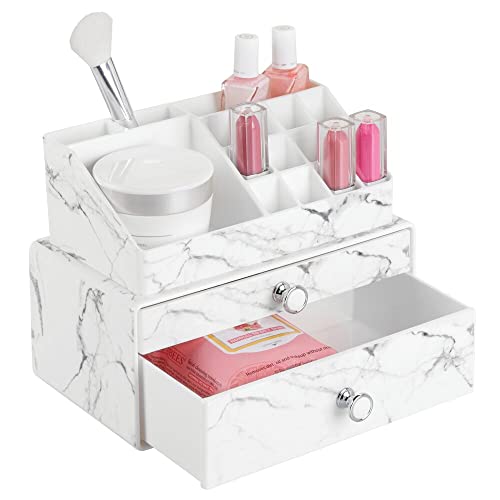 mDesign 2er-Set Schminkaufbewahrung für Wasch- oder Schminktische – stapelbare Aufbewahrungsbox mit 2 Schubladen für Make-up – Kosmetik Organizer mit 16 Fächern in Marmormuster – weiß und grau