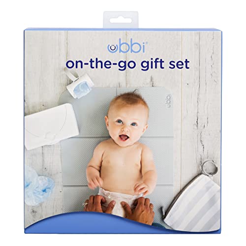 Ubbi Geschenkset für unterwegs, enthält tragbare Wickelunterlage, Wischtuchspender und Beutelspender, für Neugeborene und Babypartys.