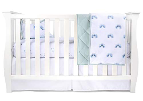 Ely's & Co. Babybettwäsche Sets für Jungen und Mädchen — 4-teiliges Set beinhaltet Kinderbettlaken, Steppdecke, Krippenrock und Baby-Kissenbezug (blauer Regenbogen, 4-teilig)