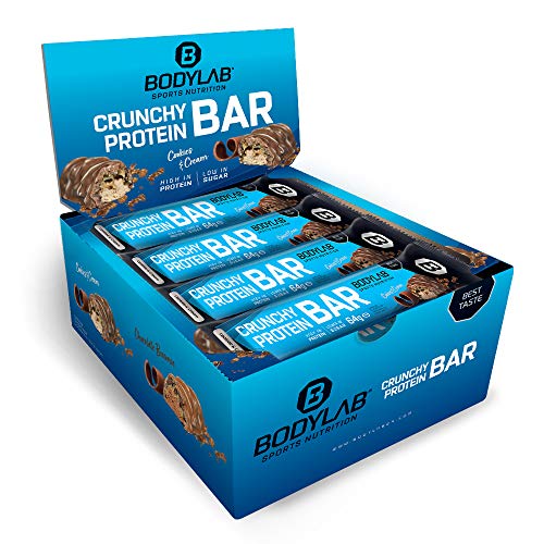 Bodylab24 Crunchy Protein Bar Cookies & Cream 12 x 64g Vorratsbox, knuspriger Protein-Riegel mit Schokoladenüberzug, mit 20g Eiweiß pro Riegel, High-Protein Low-Sugar, Eiweiß-Riegel mit wenig Zucker