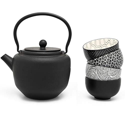 Teekanne Set asiatisch 1.3 Liter mit Teefilter - große schwarze Guss-Teekanne mit Henkel & Edelstahl Tee-Filter-Sieb-Einsatz für losen Tee & 4 Teebecher aus Porzellan