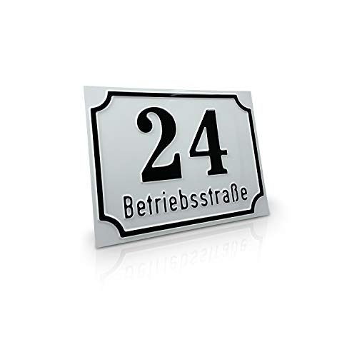 Betriebsausstattung24® Nostalgisches Straßenschild mit Wunschtext | Wegschild o. Hausnummer | geprägtes Aluminiumschild mit Antiqua-Rand (20,0 x 15,0 cm, Weiß mit schwarzer Schrift)