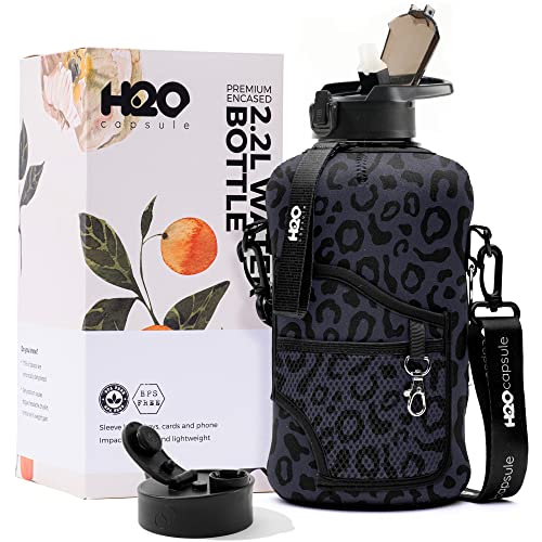 H2O Capsule 2.2 l Half Gallon Wasserflasche mit Aufbewahrungshülse und abnehmbarem Strohhalm,BPA-frei, großer wiederverwendbarer Getränkebehälter mit Griff, 2.2 Liter (8 oz), schwarzer Leopard