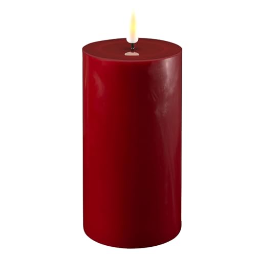 LED Kerze Deluxe Homeart, Indoor LED-Kerze mit realistischer Flamme auf einem Echtwachsspiegel, warmweißes Licht - Bordeaux 7,5 x 20 cm