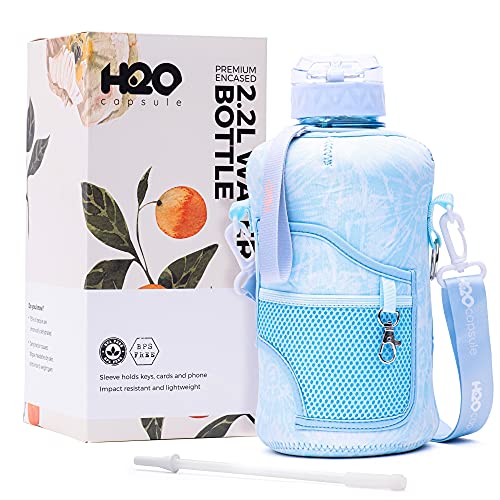 H2O Capsule 2.2L Half Gallon Wasserflasche mit Aufbewahrungstasche und abnehmbarem Strohhalm - BPA-frei Großer wiederverwendbarer Getränkebehälter mit Griff - Big Sports Jug, 2.2 Liter (72oz)