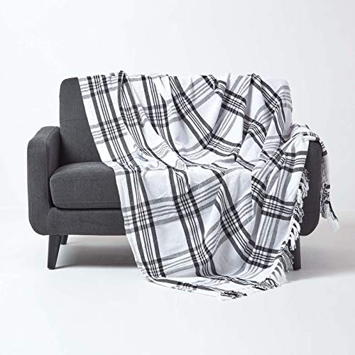 Homescapes Tagesdecke mit Tartan-Muster, Sofa- und Sessel-Überwurf 150 x 200 cm mit Fransen, weiche Wohndecke aus 100% Baumwolle, Schottenmuster, schwarz-weiß kariert