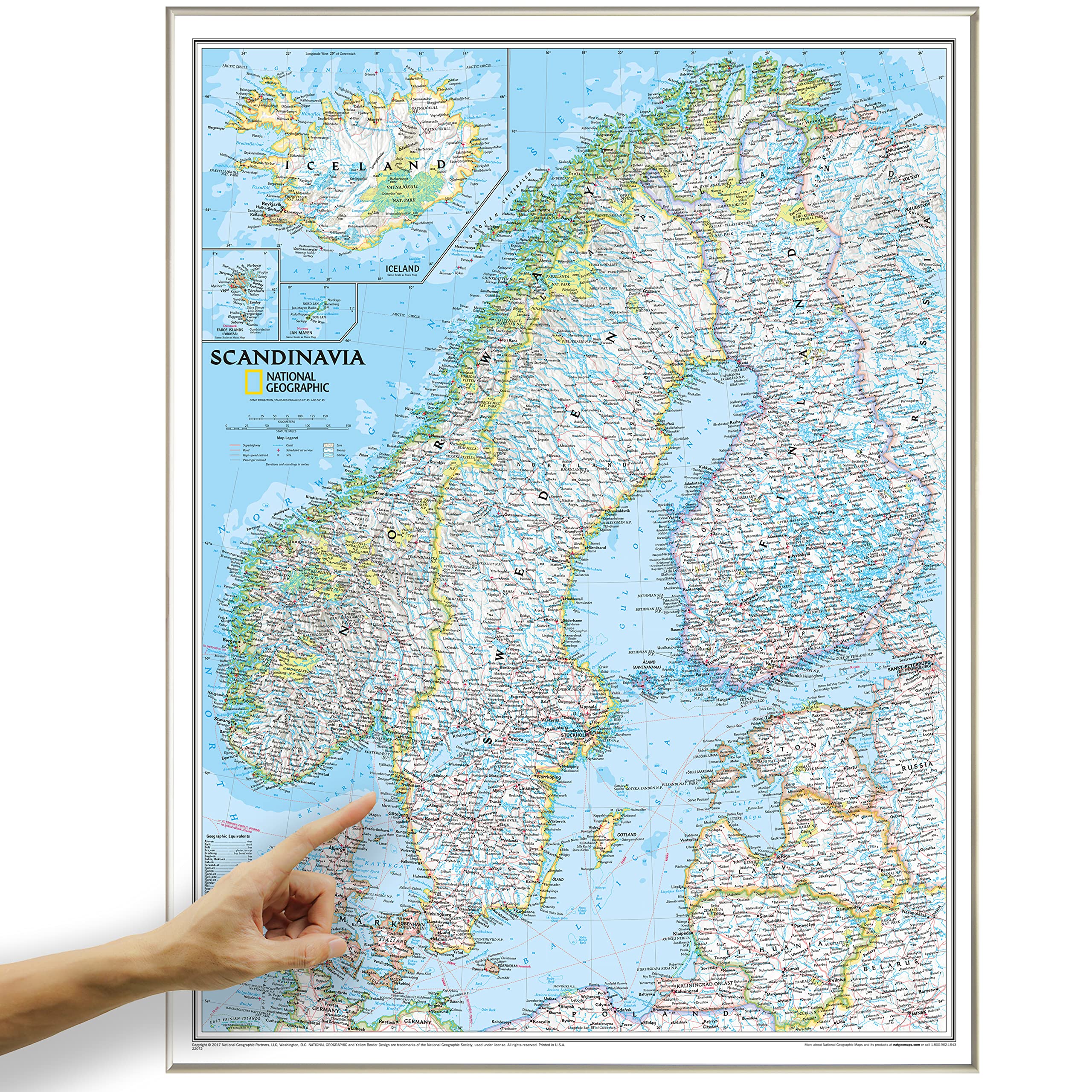 ORBIT Globes & Maps - Skandinavien Landkarte, Kartenbild von National Geographic - Pinnwand Landkarte classic mit Alurahmen, Aktuell 2019, 58 x 76 cm, englisch