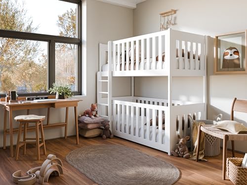 thematys® Konrad Bodenbett, Hoch-Etagenbett für 2 Kinder 90x200 mit Sicherheitsgeländer und Lattenrost - Kinderbett für Jungen und Mädchen, aus stablen Kiefernholz (Weiß mit 2 Matratzen)