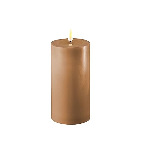 LED Kerze Deluxe Homeart, Indoor LED-Kerze mit realistischer Flamme auf einem Echtwachsspiegel, warmweißes Licht - Karamellbraun 7,5 x 15 cm