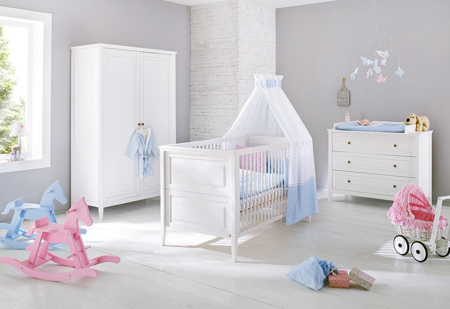 PINOLINO Babyzimmer Kinderzimmer Möbel Set Smilla breit, Kinderbett, Wickelkommode und Kleiderschrank, Massivholz, weiß