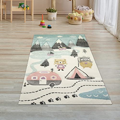 Kinderzimmer Teppich Spielteppich Bären Zelt Berge Camping Wohnwagen Tannen Fluss Creme pink grau Größe 80x150 cm