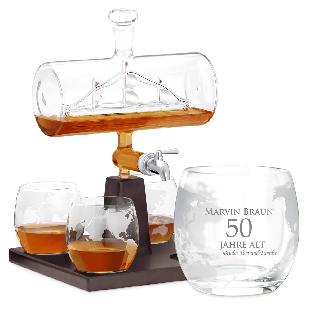 Maverton Whisky Karaffe mit Gravur - Schiff mit Edelstahl-Wasserhahn, 1000 ml - 4er Whiskygläser Set - Whisky Dekanter - Jahre alt
