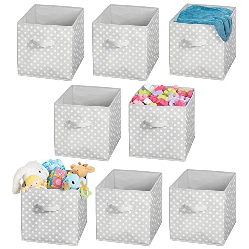 mDesign 8er-Set Aufbewahrungsbox für Spielzeug oder Kleidung im Kinderzimmer – quadratische Faltbox mit Griff aus Stoff – Spielzeug Aufbewahrung mit Punktemuster – grau und weiß