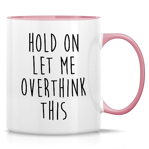 Retreez Lustige Tasse – Hold On Let Me Overthink This Introvert 325 ml Keramik-Kaffeetassen – lustig, sarkasmus, Büroarbeit, Geburtstagsgeschenke – Weiße Tasse mit rosa Griff und Innenseite