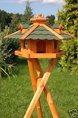 Vogelhaus, Vogelhäuschen behandelt mit Bitumschindeln und drei Gauben mit Ständer, Vogelfutterhaus mit Futtersilo, Silo