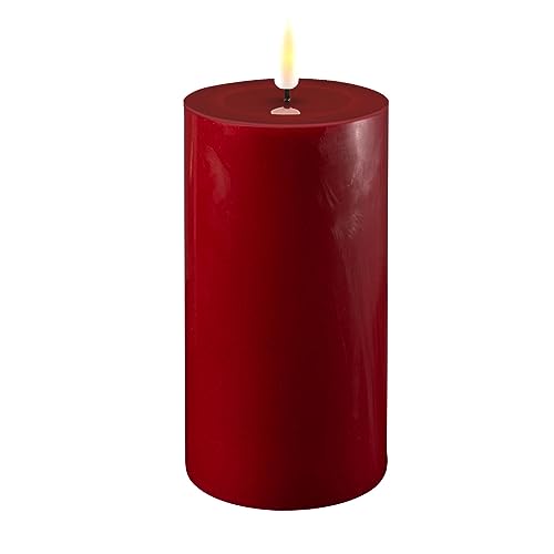 LED Kerze Deluxe Homeart, Indoor LED-Kerze mit realistischer Flamme auf einem Echtwachsspiegel, warmweißes Licht - Bordeaux 7,5 x 15 cm