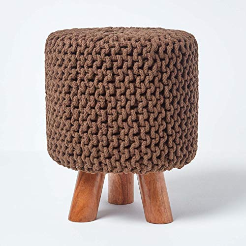 Homescapes Kleiner runder Strick Sitzhocker mit Holzbeinen, brauner Fußhocker 32 x 32 x 42 cm, Strickhocker mit grob gestricktem Bezug aus 100% Baumwolle