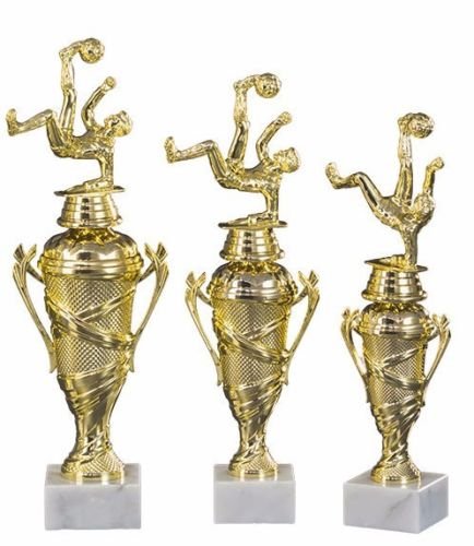 RaRu 3er-Serie Fußball-Pokale (Verschiedene Figuren zur Auswahl) mit Wunschgravur und 3 Fußball-Anstecknadeln (Sticker) (Mit Fallrückzieher-Figuren)