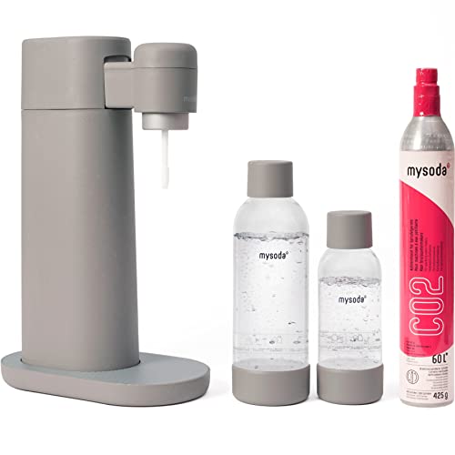 Mysoda: Toby Set - Wassersprudler aus erneuerbarem Holzkomposit mit 1L und 0.5L Quick-Lock BPA-freie Plastikflaschen und CO2-Zylinder - Beige (Dove)