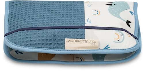 ULLENBOOM Windeltasche für unterwegs, Blau Wale, Made in EU - Wickeltasche für bis zu 3 Windeln, Feuchttücher & weiteres Zubehör, Ideal als Wickelorganiser für den Kinderwagen