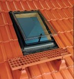 FAKRO Dachfenster Standard-Aufstiegsfenster WSS mit Eindeckrahmen für flache Eindeckmaterialien 86 x 86