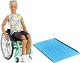 Barbie GWX93 - Ken Puppe mit Rollstuhl und Rampe, bekleidet mit einem Batik-Shirt, schwarzen Shorts, weißen Sneakern und Sonnenbrille, Spielzeug für Kinder von 3 bis 8 Jahren