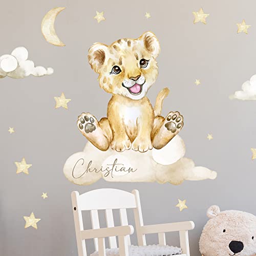 Löwe auf der Wolke V331 mit Wunschname | handgezeichnet | AUFKLEBER Kindergarten | Wandsticker Kinderzimmer mit Sternen Babylöwe Babyzimmer Personalisierbar (120 x 120 cm)