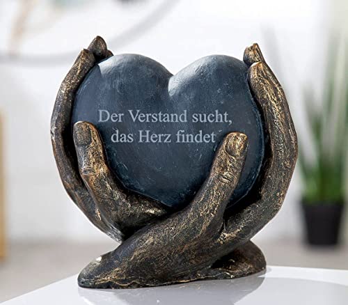 Brillibrum Design Herz Dekofigur Liebesgeschenk Herz in Händen Skulptur Wohnzimmer Dekoherz aus Polyresin Skulptur Herzchen beschützen (Gravur bis 20 Zeichen)