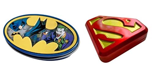 DC Comic Candy Tins – zwei (2) Sammeldosen Batman Nemesis und Superman-S-Shield gefüllt mit blauen Himbeer- und Sauerkirschgeschmack-Süßigkeiten – Batman & Superman-Logo in Form von Süßigkeiten
