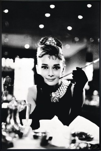 Close Up Audrey Hepburn Poster (93x62 cm) gerahmt in: Rahmen schwarz